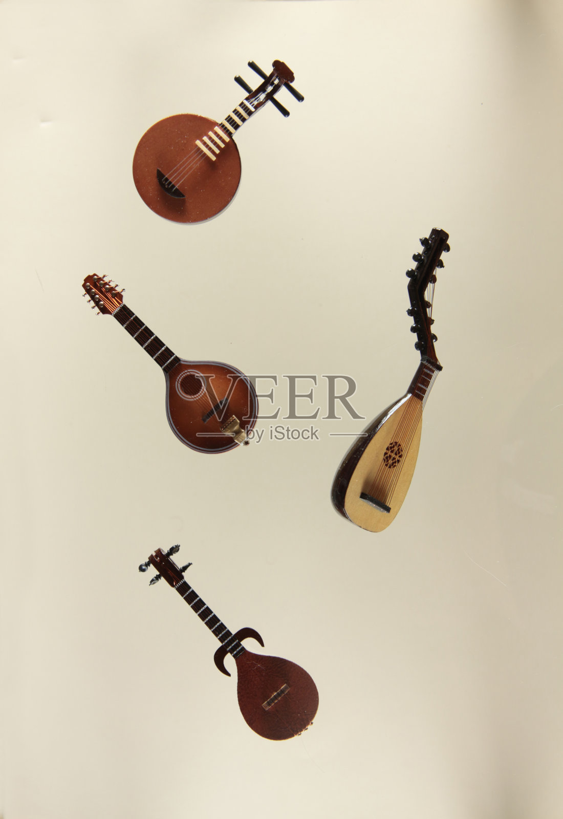 弦乐器-雷巴布,乐波,月琴和曼陀林孤立在光的背景下照片摄影图片