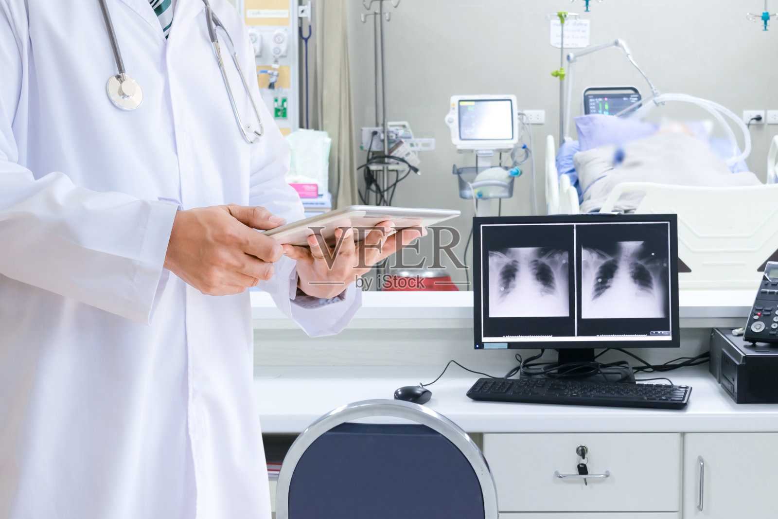 冠状病毒感染期间的医生,手持药片治疗冠状病毒感染照片摄影图片