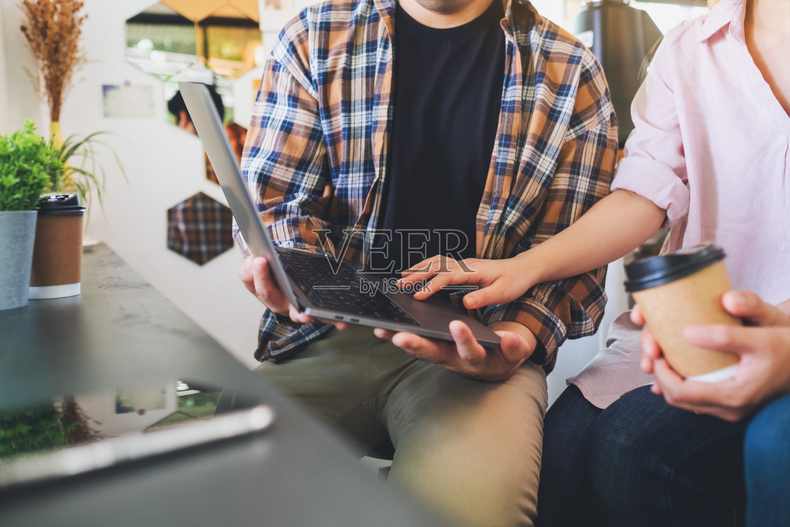 一群商务人士在一起工作时使用笔记本电脑照片摄影图片