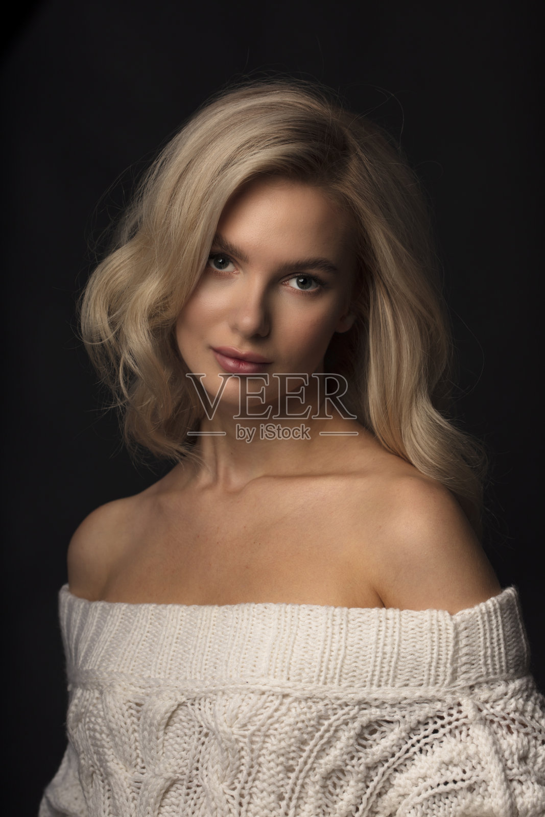 金发的,画室里年轻女孩的肖像照片摄影图片