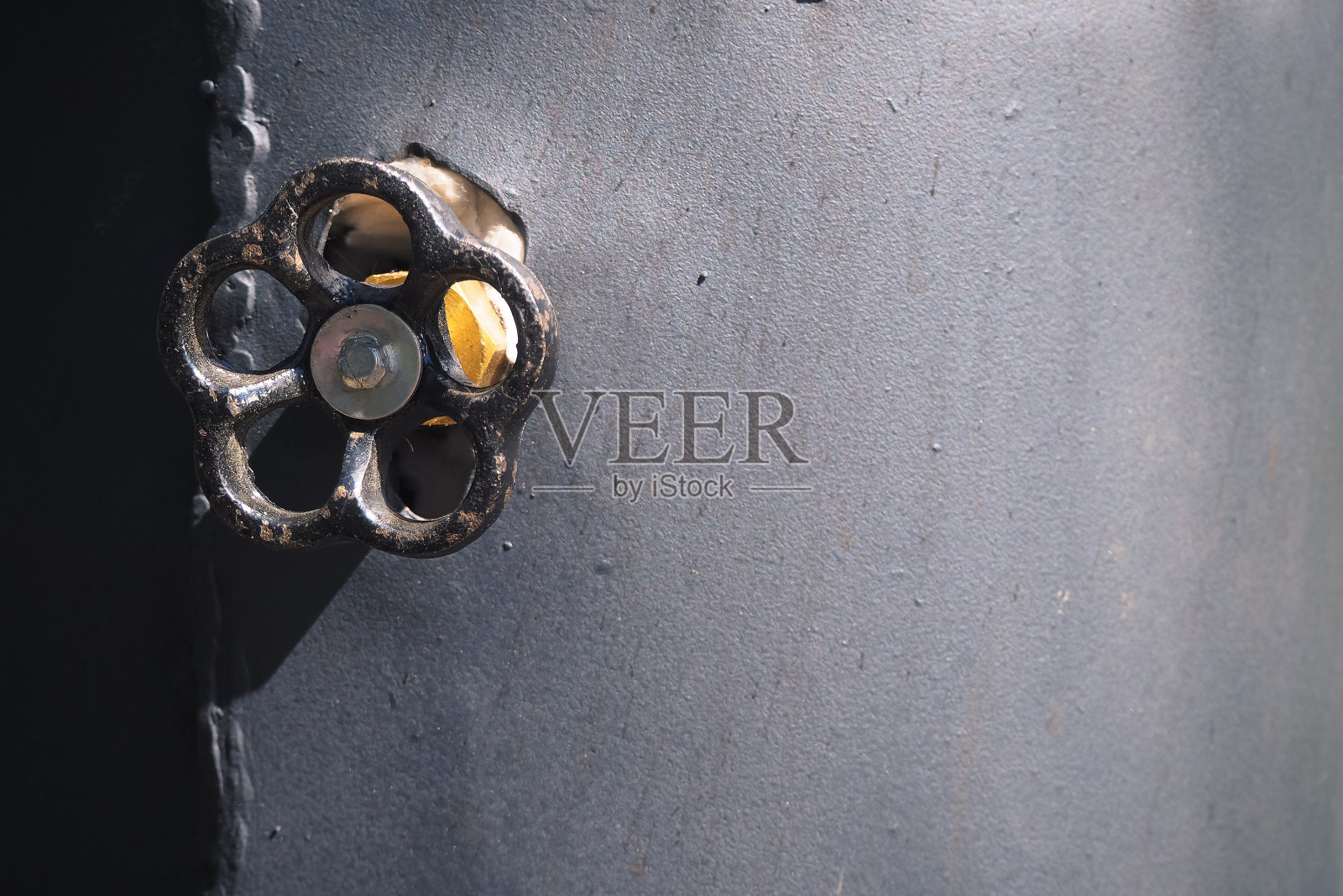 旧水龙头手柄上有脏金属表面,背景照片摄影图片