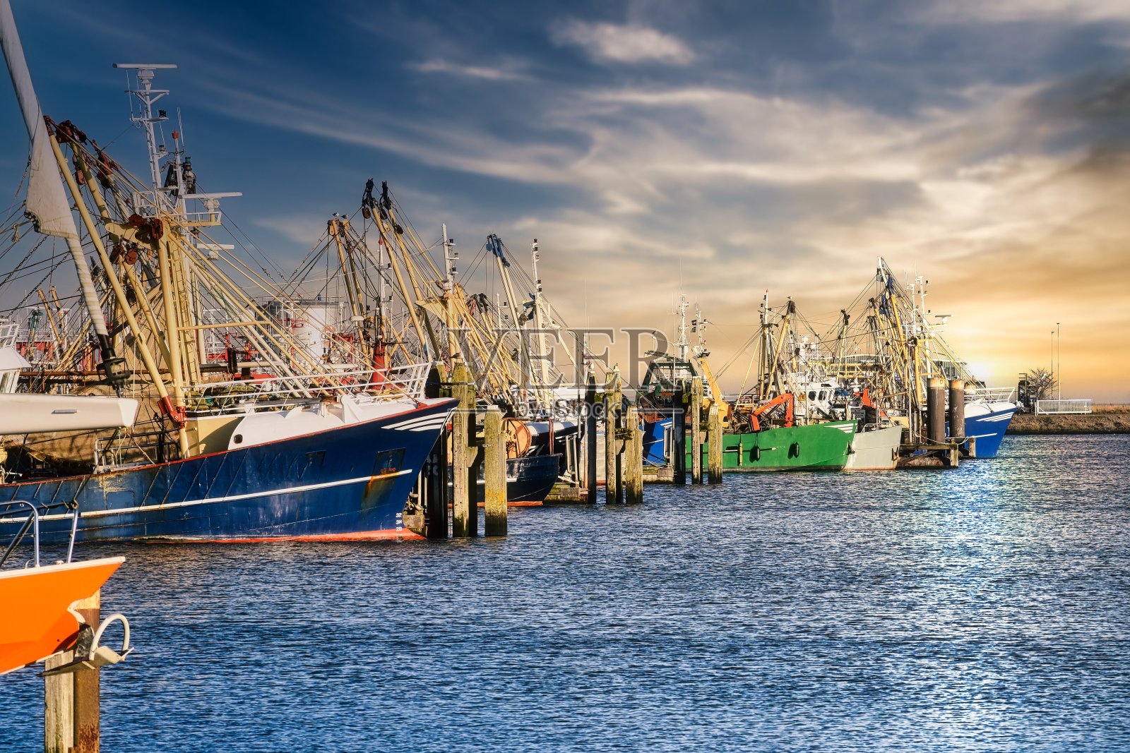 荷兰格罗宁根劳沃苏格港口渔船,日落的天空,蓝色的海水照片摄影图片