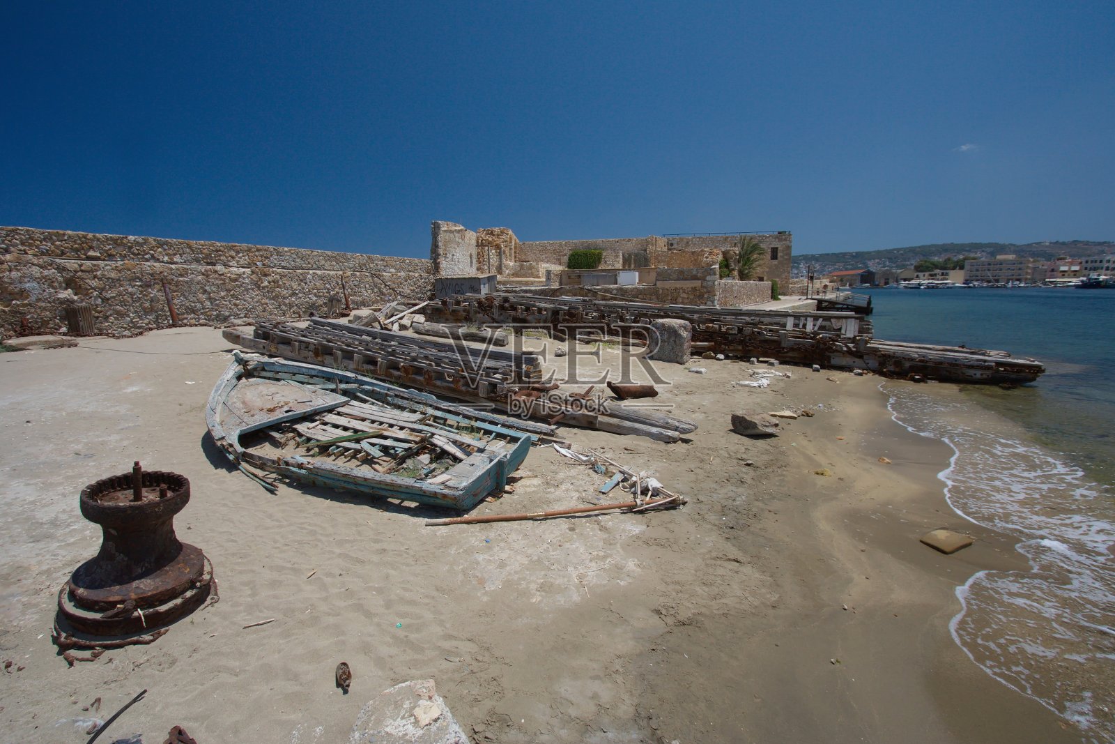 在欧洲希腊克里特岛的查尼亚沉船照片摄影图片