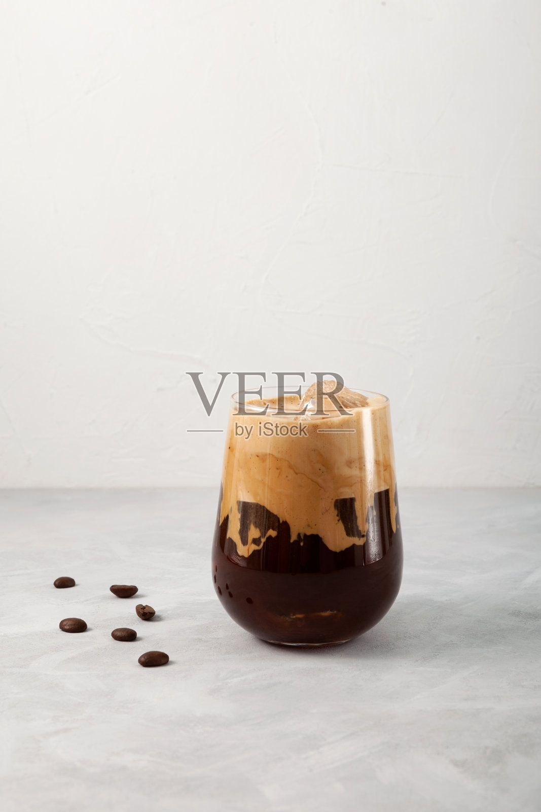 爱尔兰冰咖啡鸡尾酒,夏日清凉饮品。浅色背景,选择性聚焦,复制空间照片摄影图片