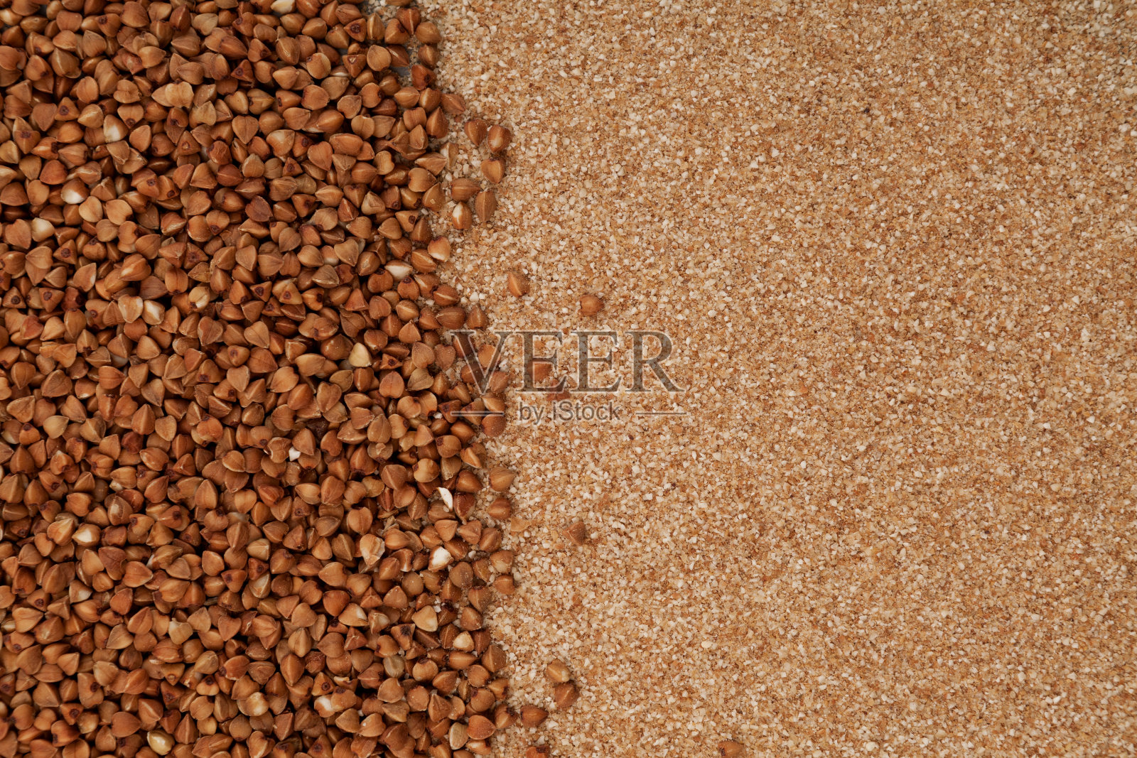 有机荞麦和荞麦面粉(磨碎)或薄片,特写。自然食物背景与复制空间。设计元素照片摄影图片