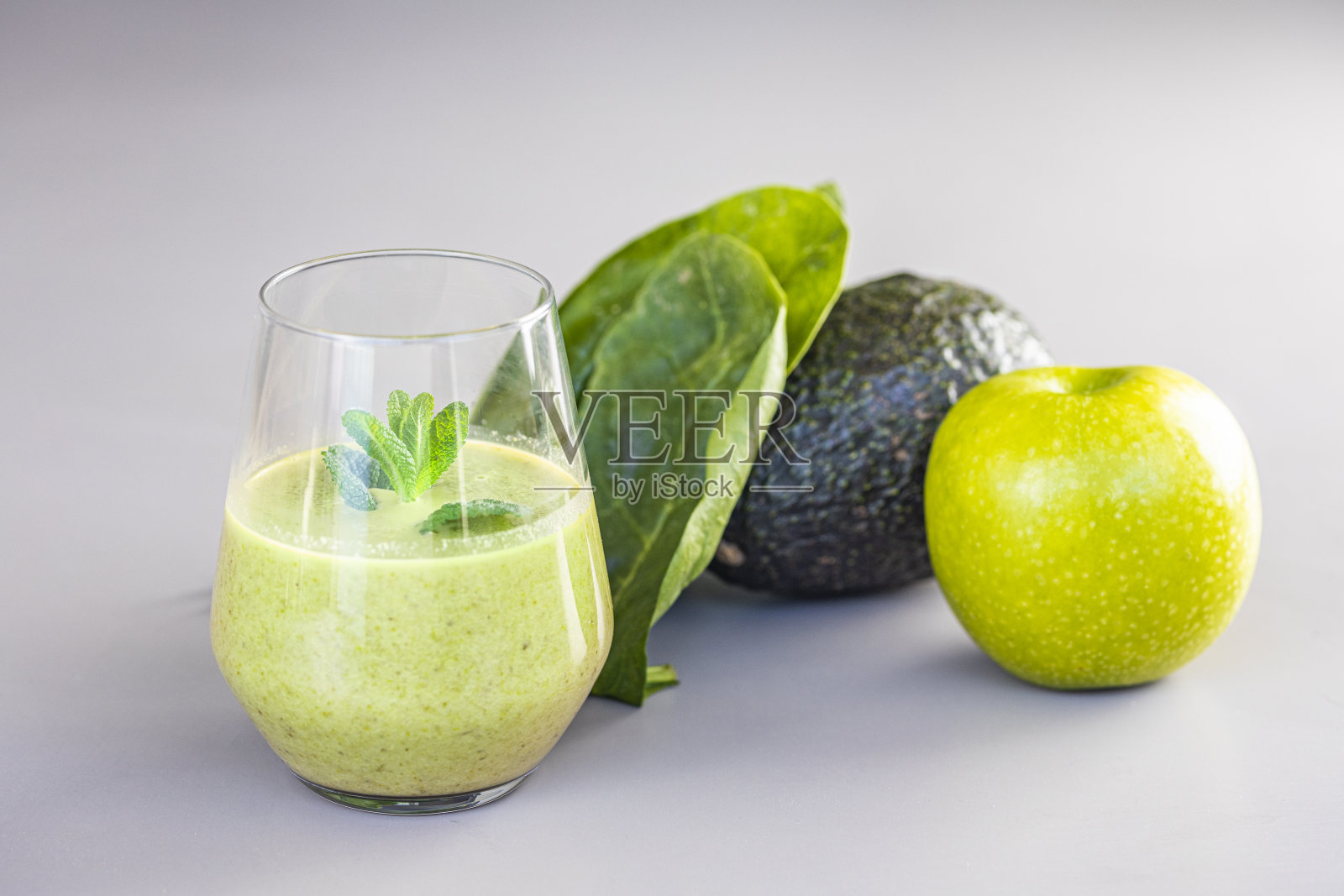 加菠菜、苹果、鳄梨和薄荷的绿冰沙照片摄影图片