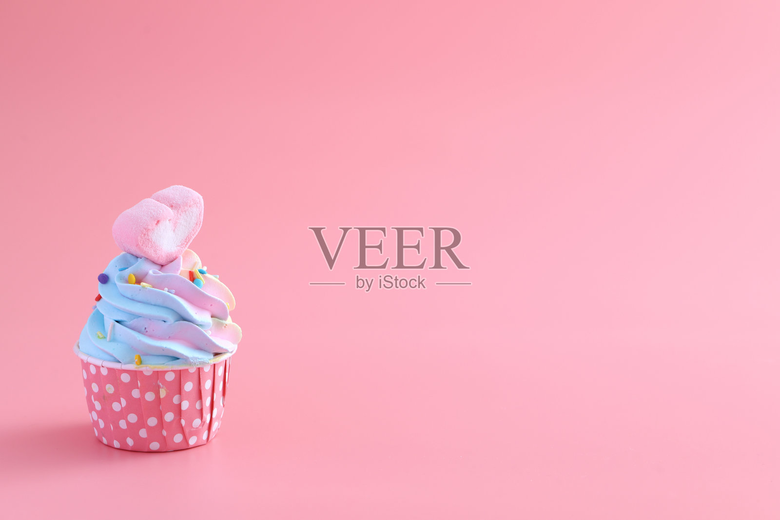 彩色纸杯蛋糕孤立在粉红色的背景照片摄影图片