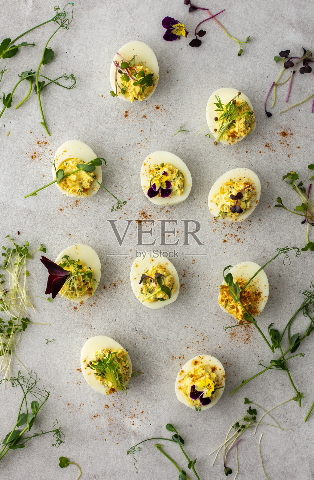 鸡蛋里塞满了炸洋葱和蔬菜照片摄影图片