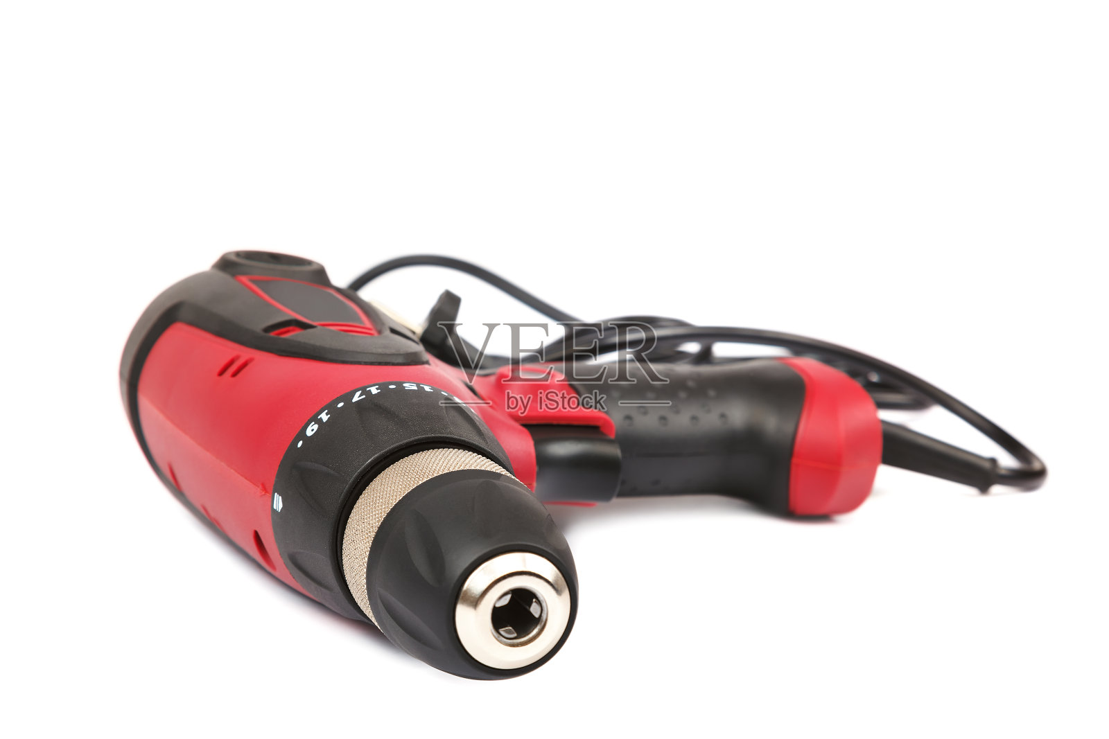 白色背景上的冲击钻或螺丝刀照片摄影图片