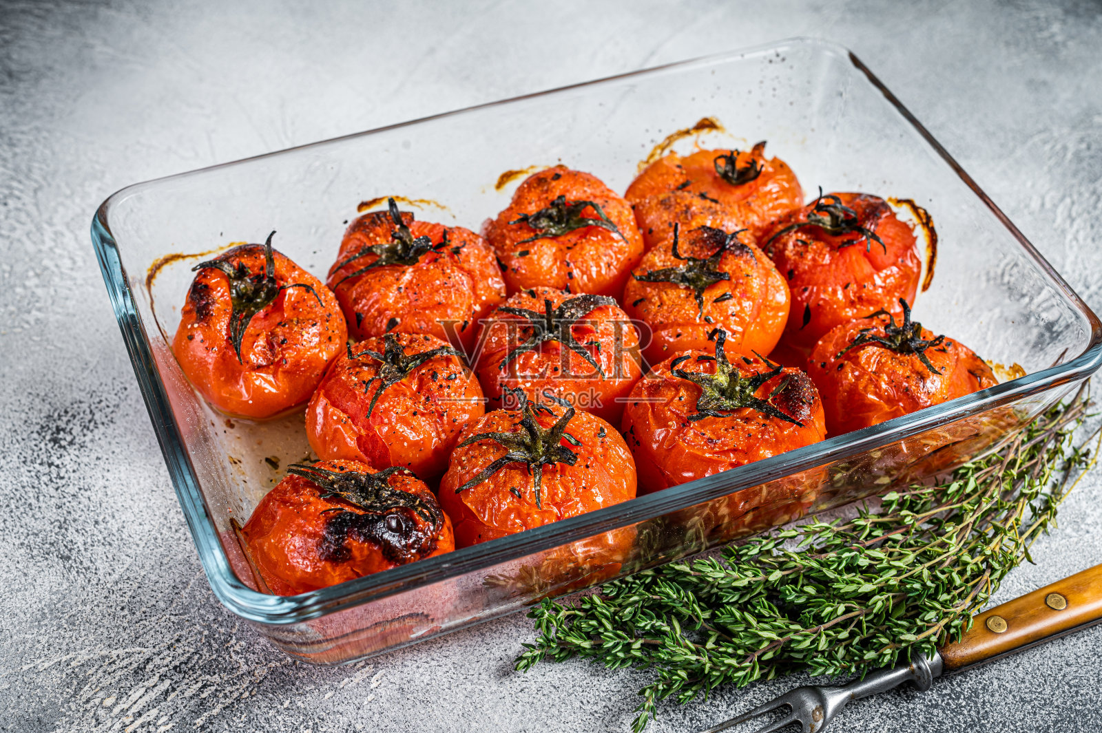 烤番茄,橄榄油和百里香。白色背景。俯视图照片摄影图片