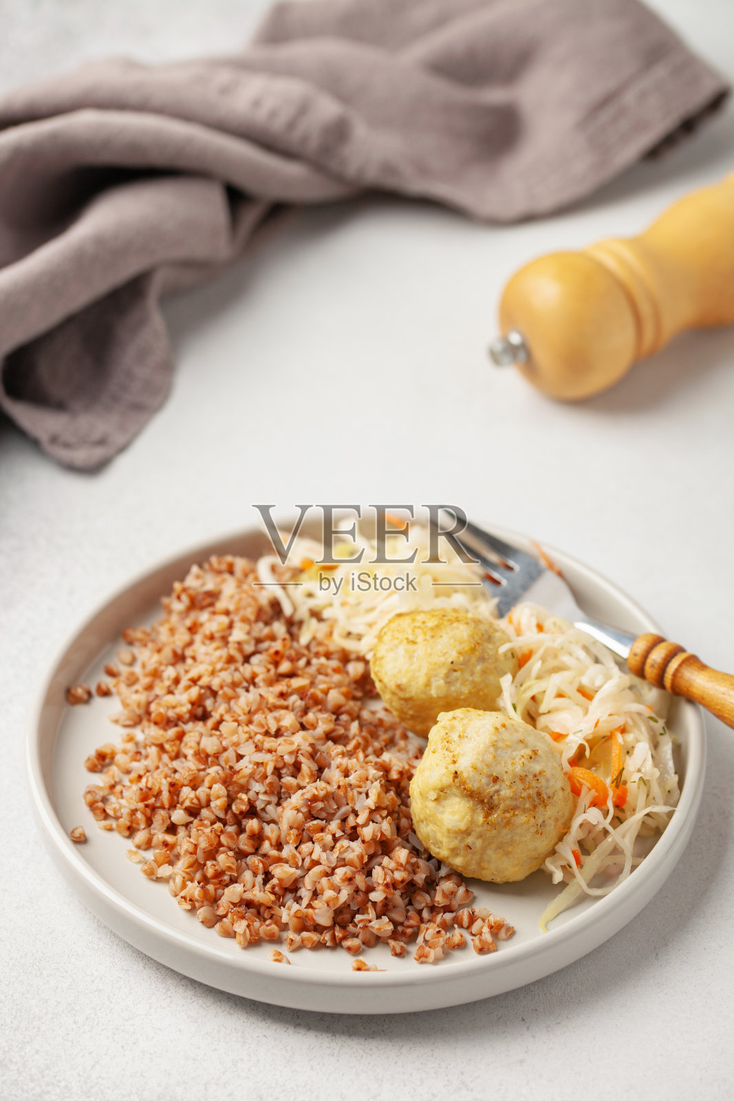 肉丸配荞麦粥和卷心菜沙拉。婴儿或饮食营养照片摄影图片