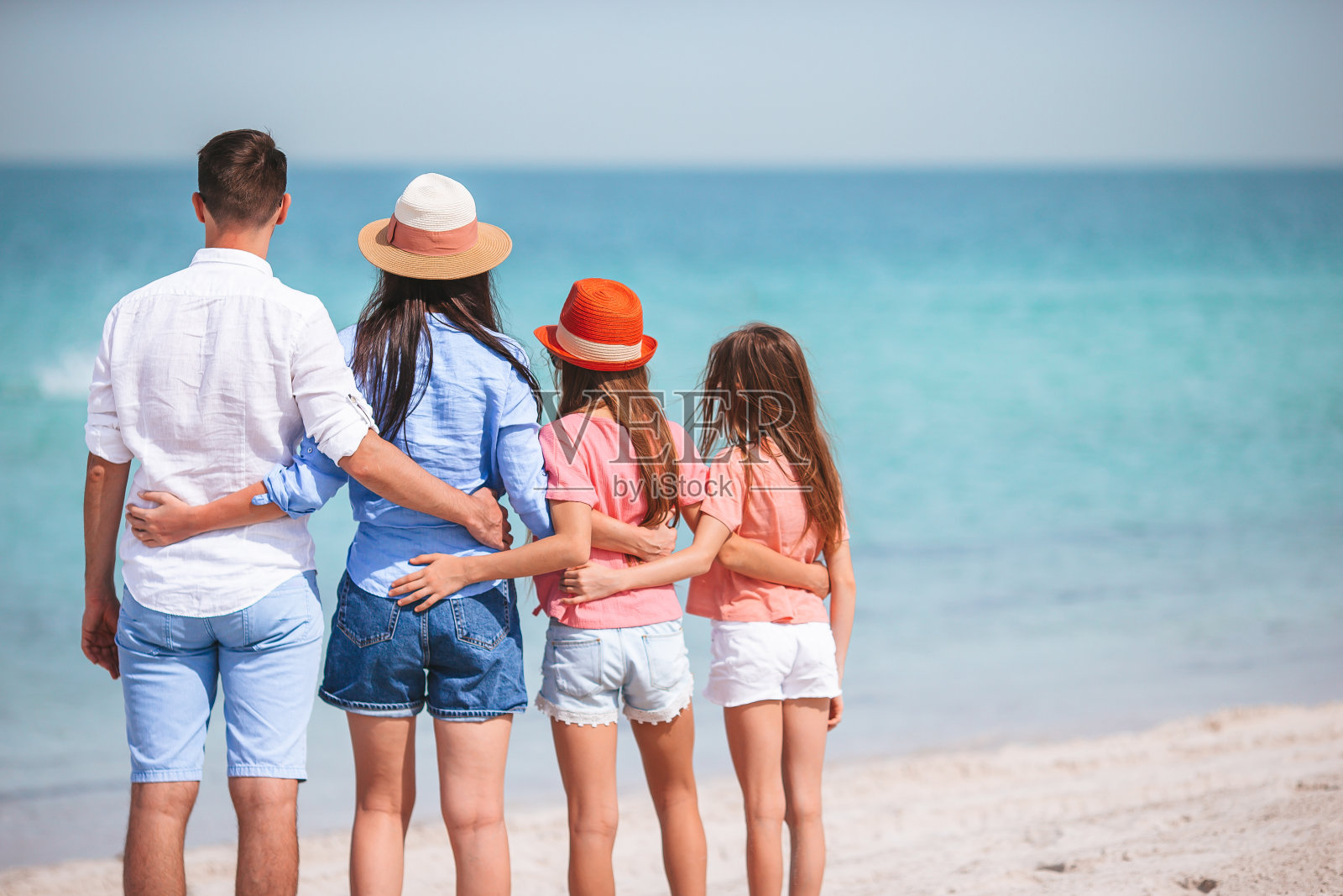 年轻的家庭度假有很多乐趣照片摄影图片