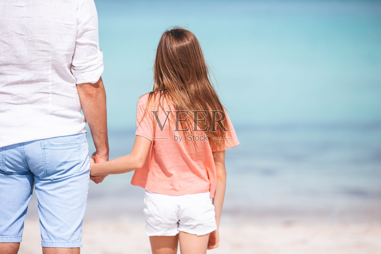 小女孩和快乐的爸爸在海滩度假玩得很开心照片摄影图片