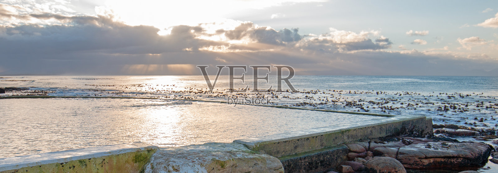 在南非开普敦Kalik湾附近的Dale Brook潮汐池的日出照片摄影图片