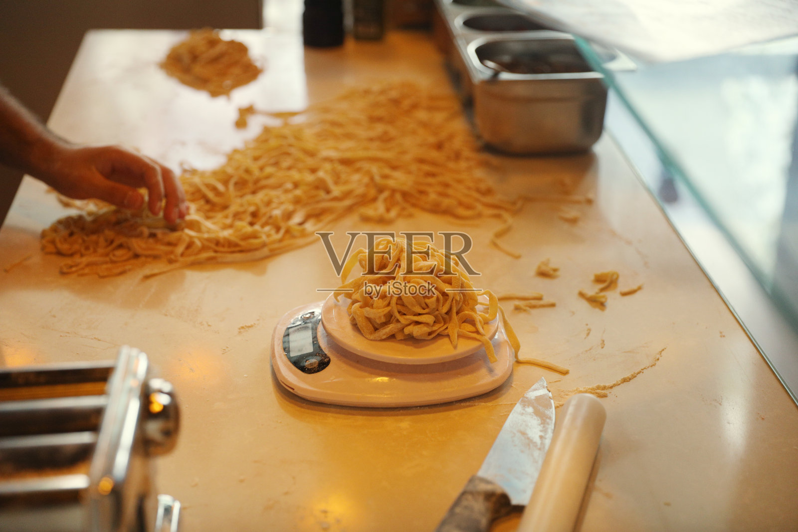 手工制作新鲜面食的过程。照片摄影图片