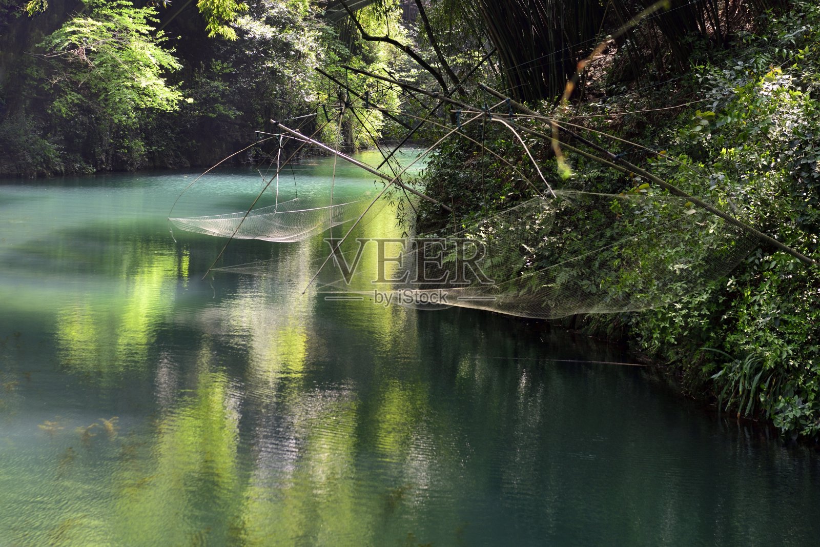 人们欣赏三峡和峡谷风光照片摄影图片