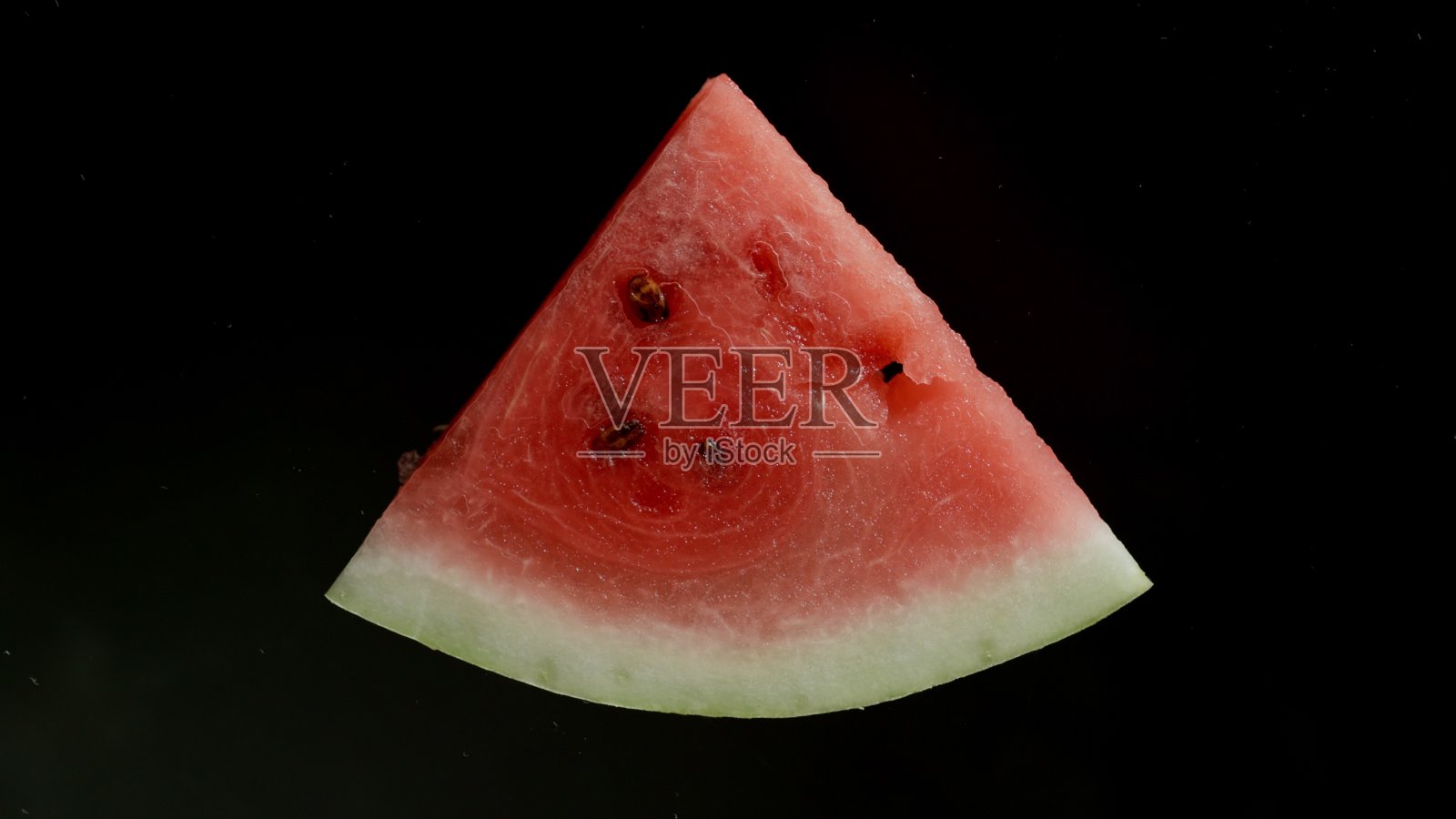 黑色背景上的西瓜片照片摄影图片