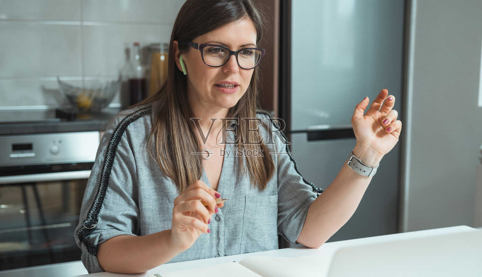 女商人在冠状病毒关闭期间与同事视频通话照片摄影图片