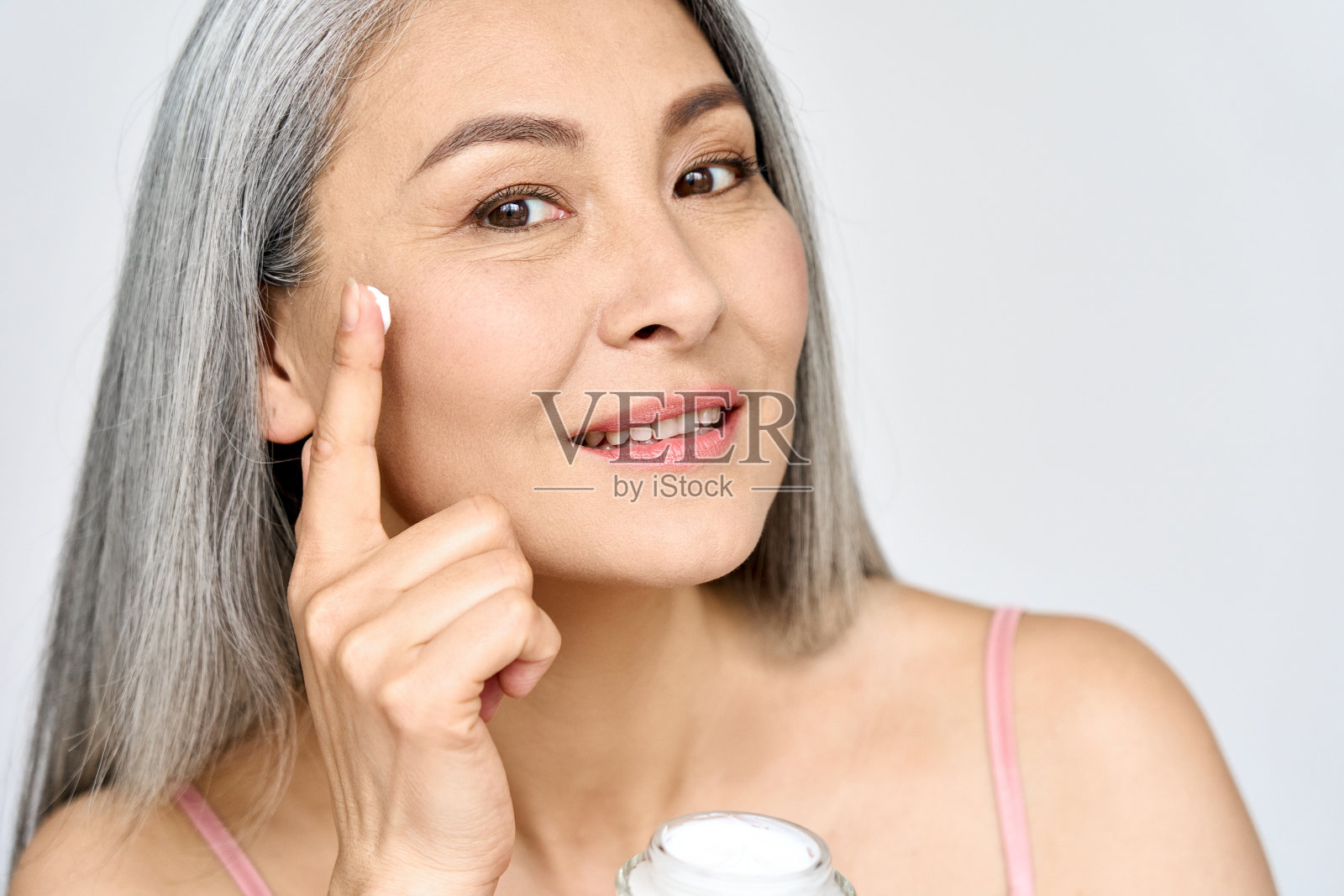 特写的幸福中年成熟的亚洲女人。护肤品广告。照片摄影图片