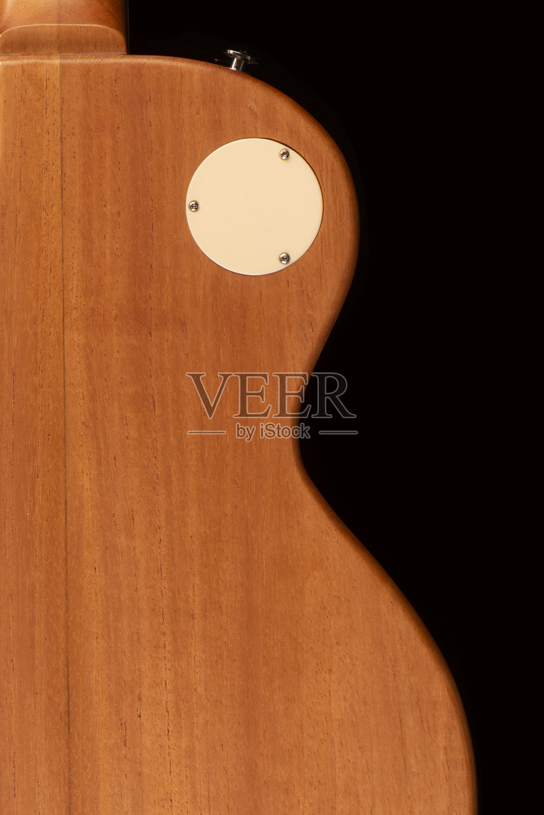 黑色背景下电吉他的背面照片摄影图片