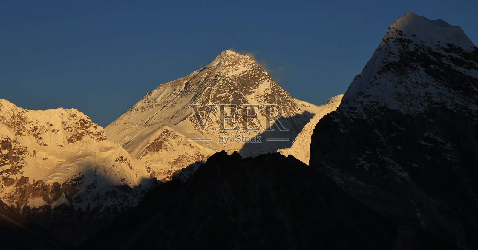 壮丽的珠穆朗玛峰在日落照片摄影图片
