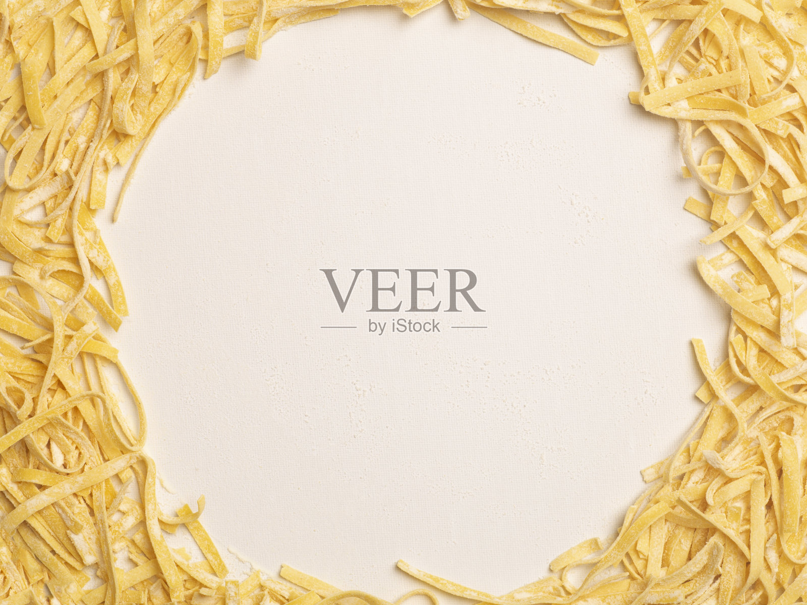 新鲜面食背景。在家庭厨房里用新鲜鸡蛋和面粉在白光背景下烹制的意大利面。意大利美食和烹饪概念照片摄影图片