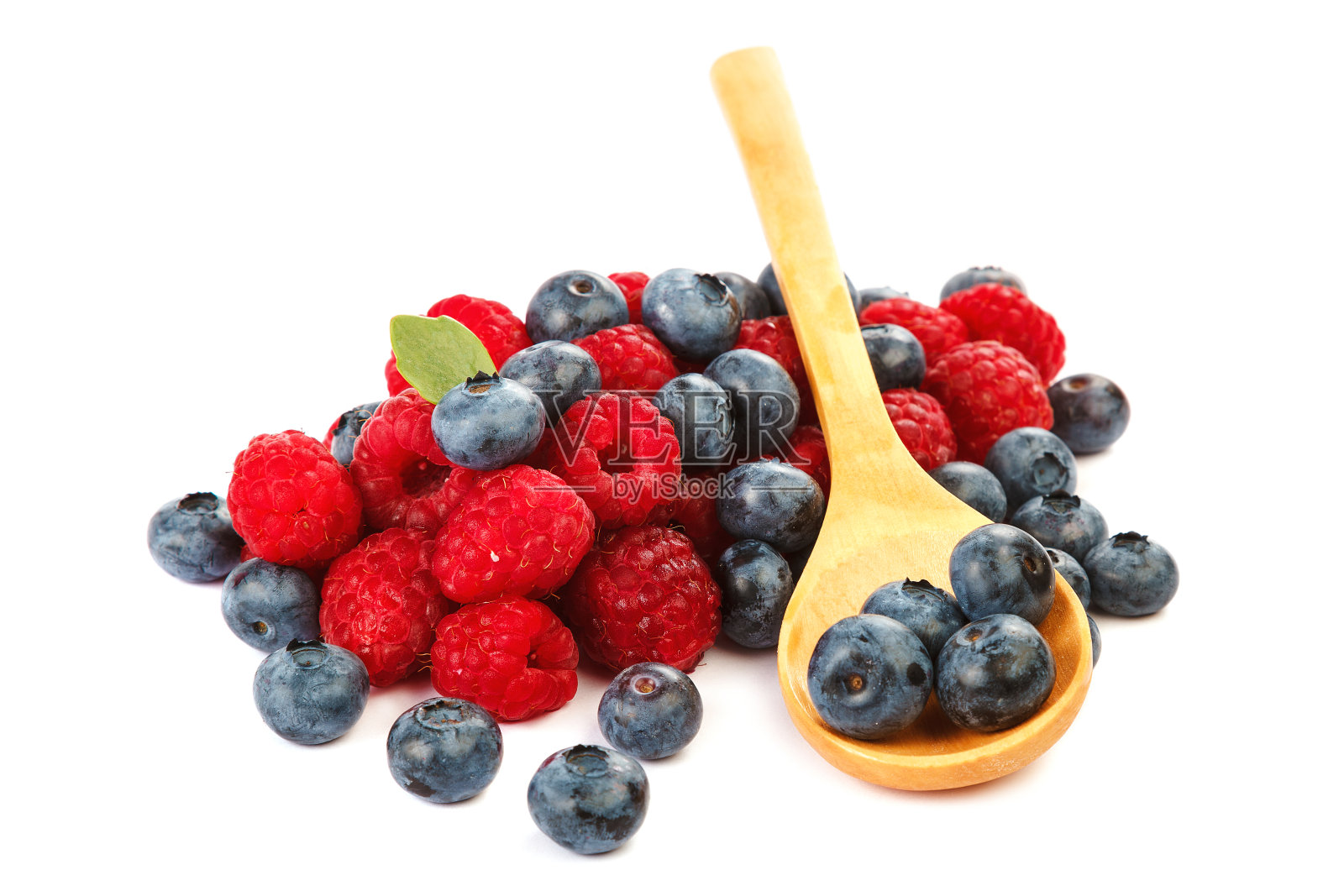 用木勺舀新鲜的蓝莓和覆盆子照片摄影图片