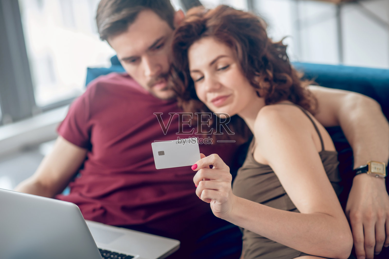 年轻可爱的夫妇计划在网上买东西照片摄影图片