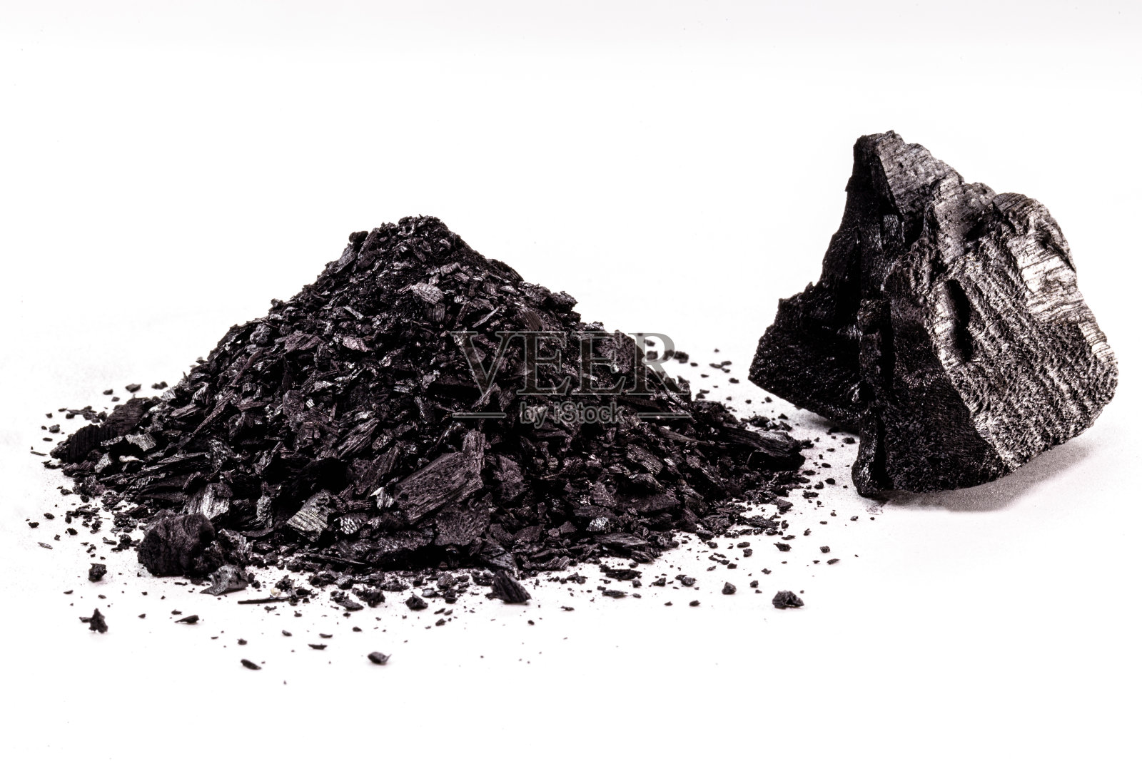 一堆煤尘与白色背景上的木炭隔离照片摄影图片