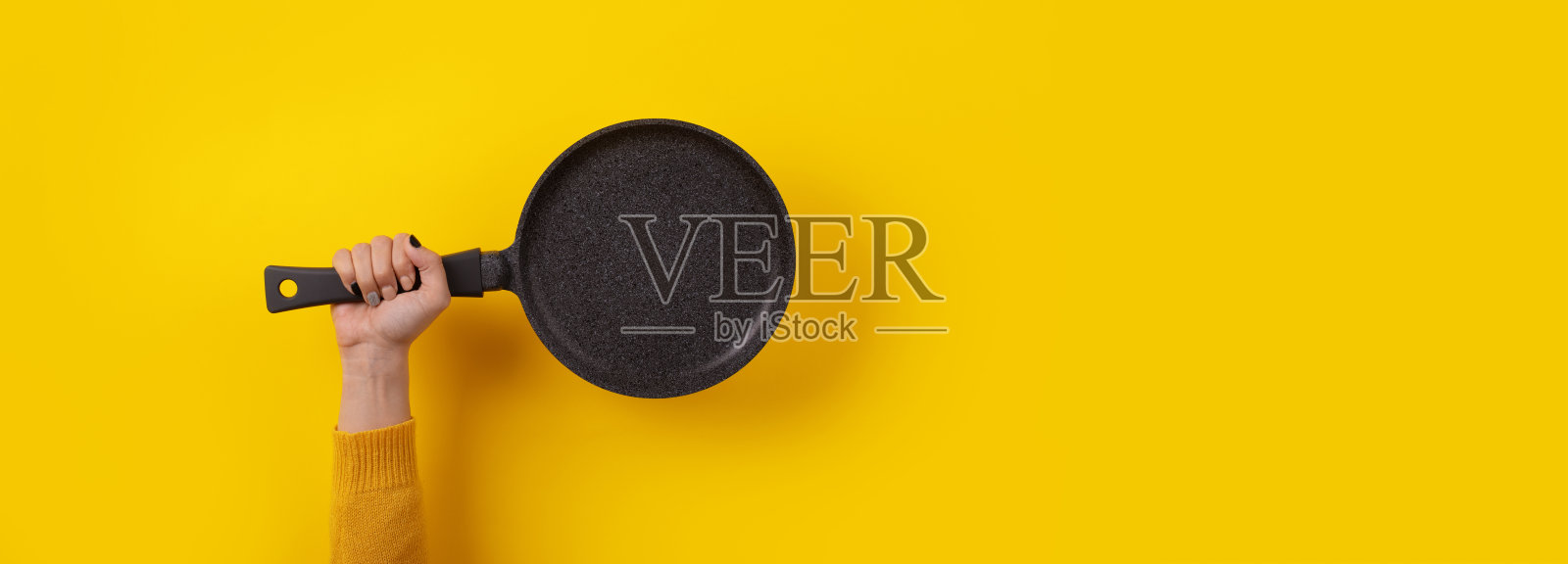 黄色背景上,手里拿着花岗岩盘照片摄影图片