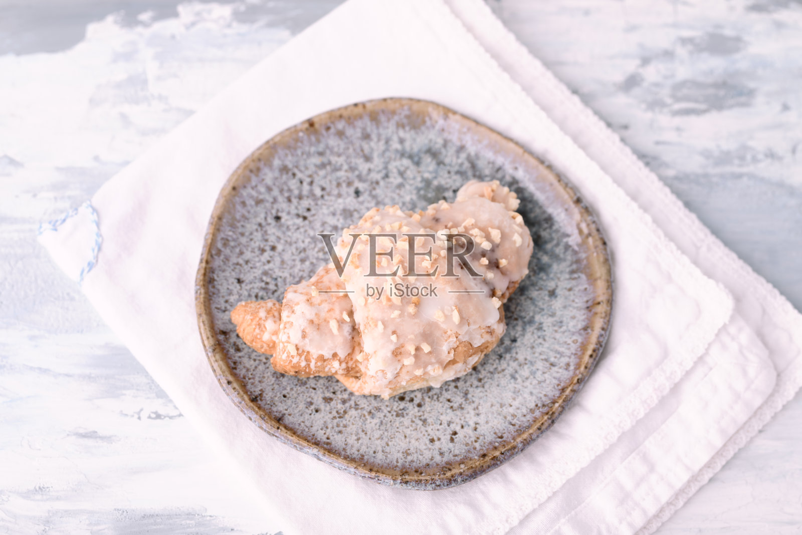 牛角面包在明亮的木制背景。前视图。关闭了。照片摄影图片