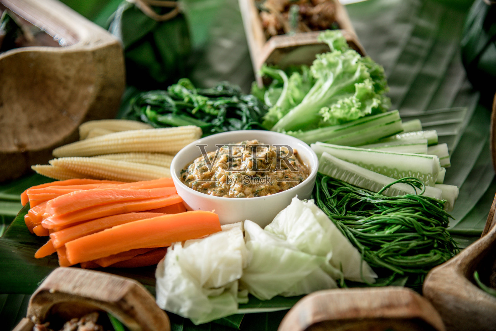 清莱省Akha部落的村庄Ban Doi Pha Mee提供给游客的当地食物照片摄影图片