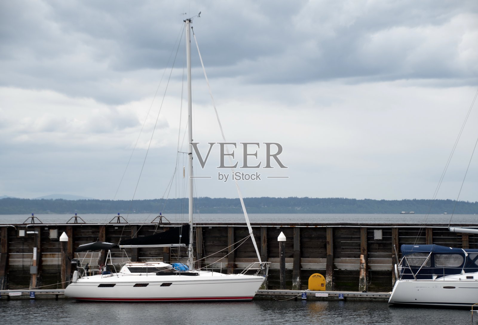 华盛顿史诺霍米什,埃德蒙兹渔码头旁的帆船照片摄影图片