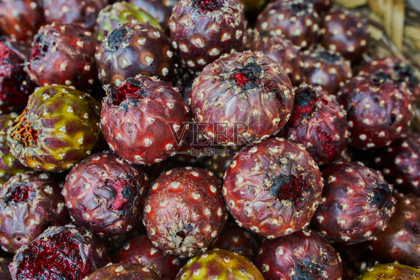 墨西哥火龙果放在一个篮子里照片摄影图片