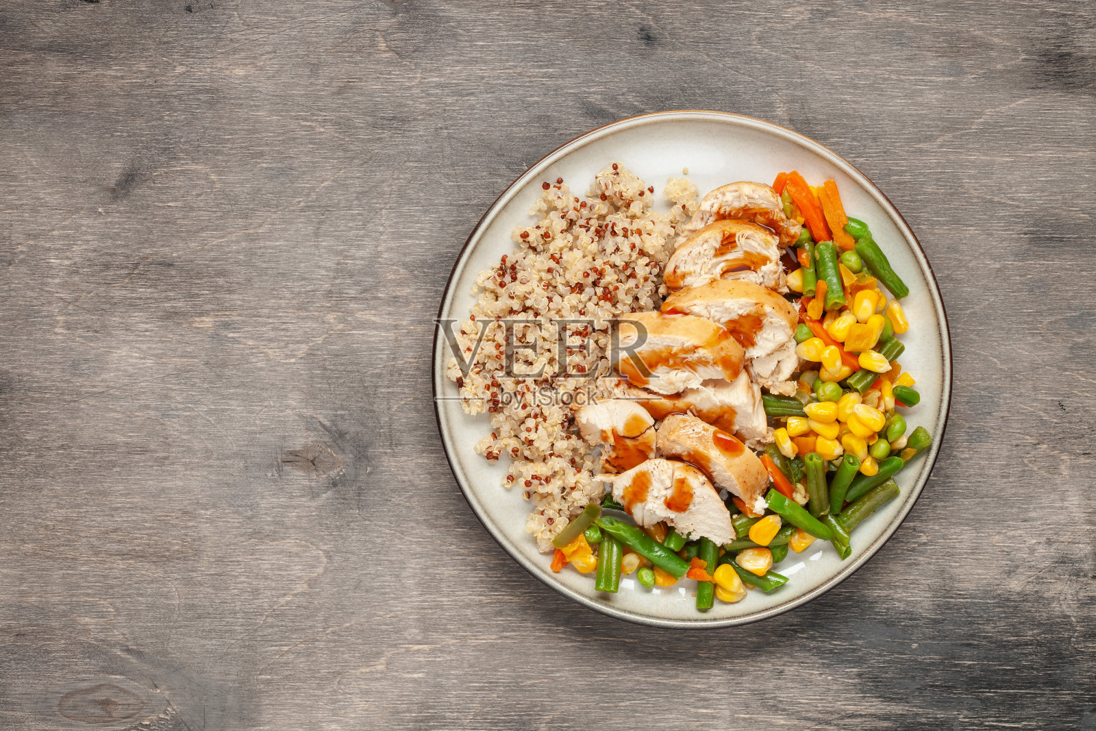 减肥午餐-鸡胸肉配藜麦和蔬菜。俯视图照片摄影图片
