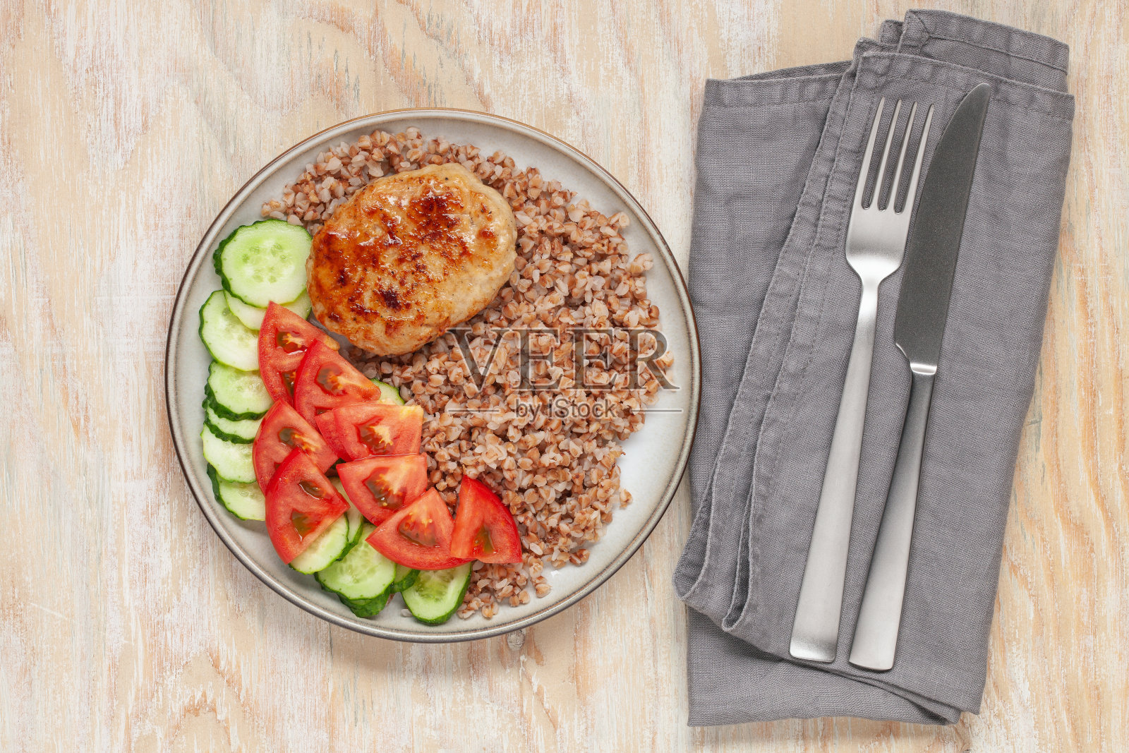 美味的家庭午餐-荞麦鸡排和蔬菜。俯视图照片摄影图片