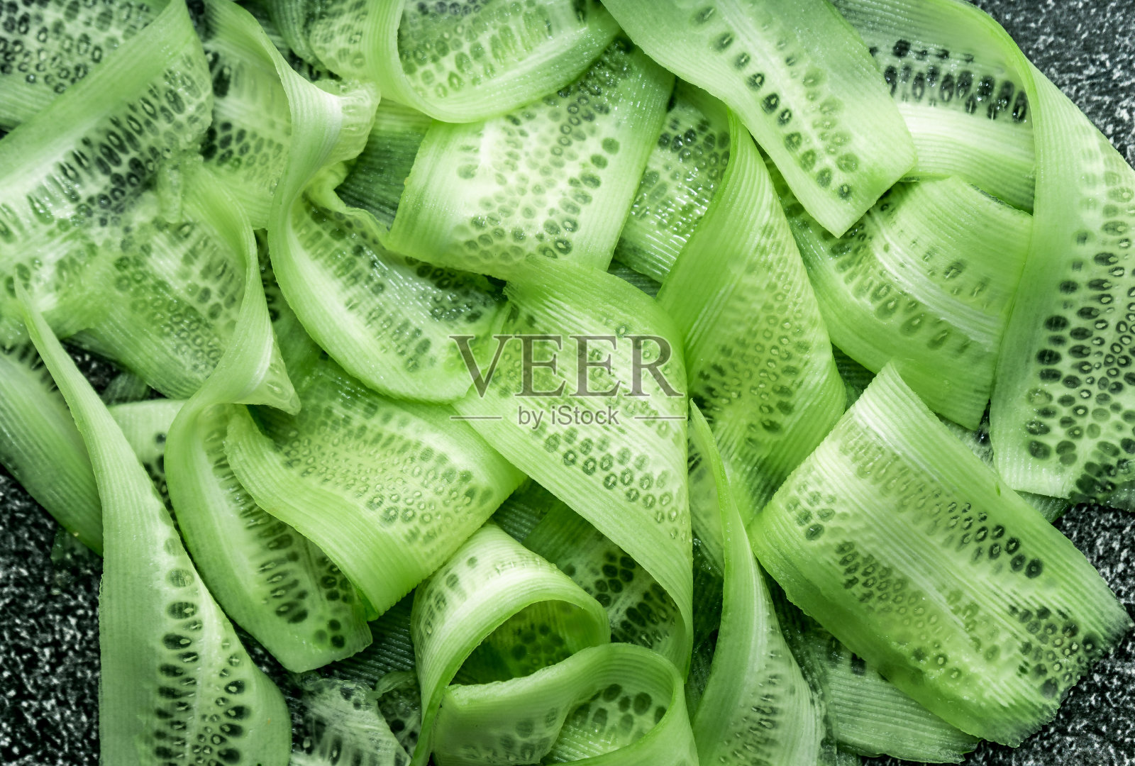 鲜绿黄瓜切成薄片照片摄影图片