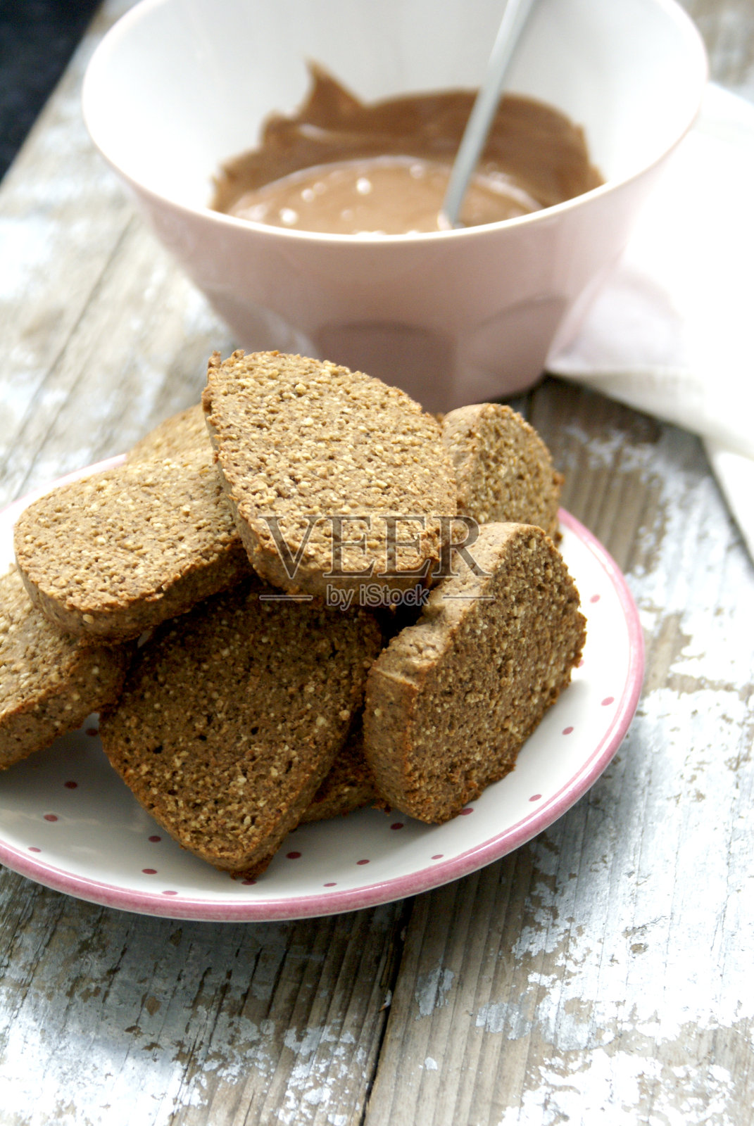 饼干和融化的巧克力照片摄影图片