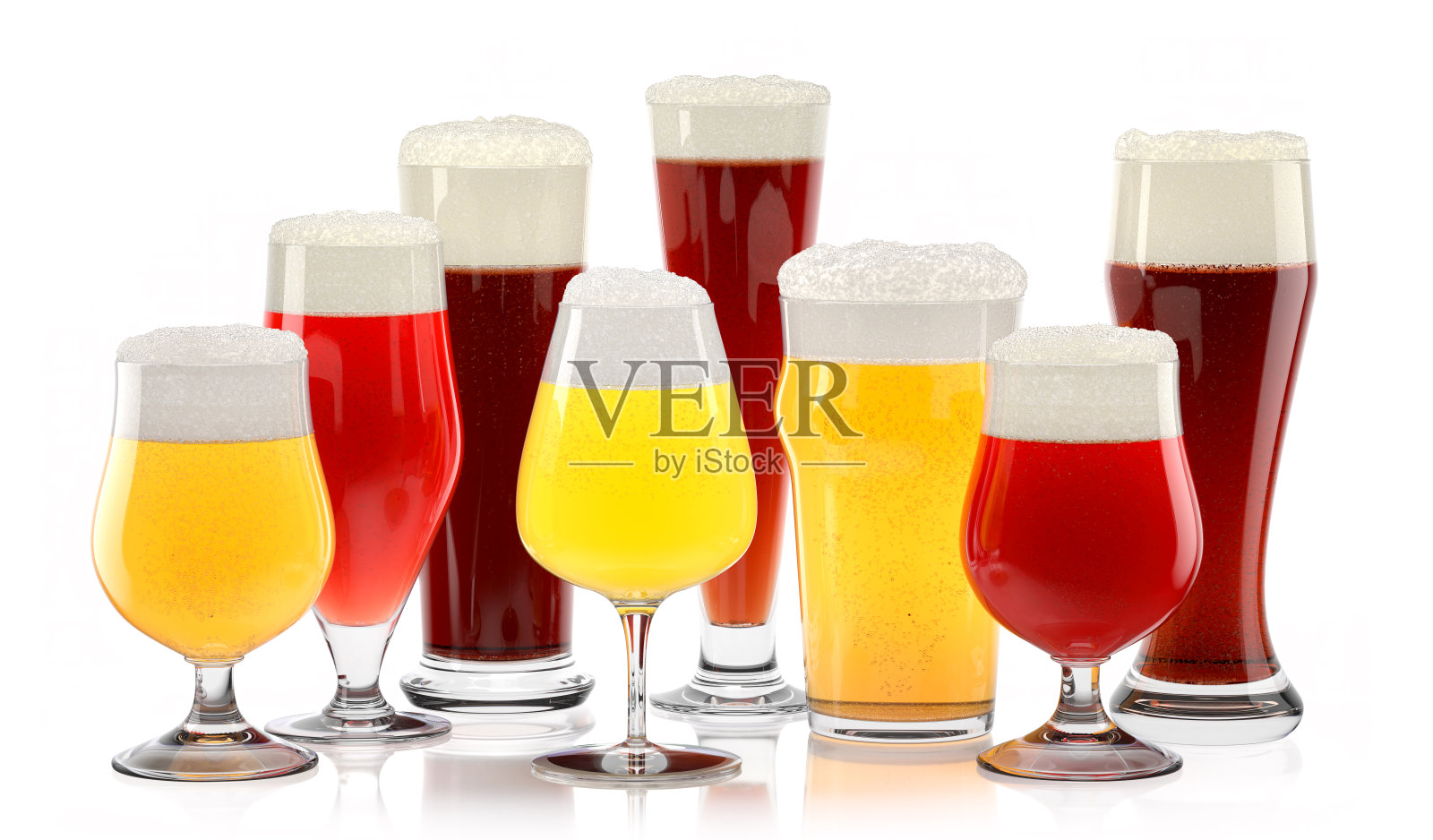 一套新鲜的不同的啤酒与泡沫泡沫的白色背景。照片摄影图片