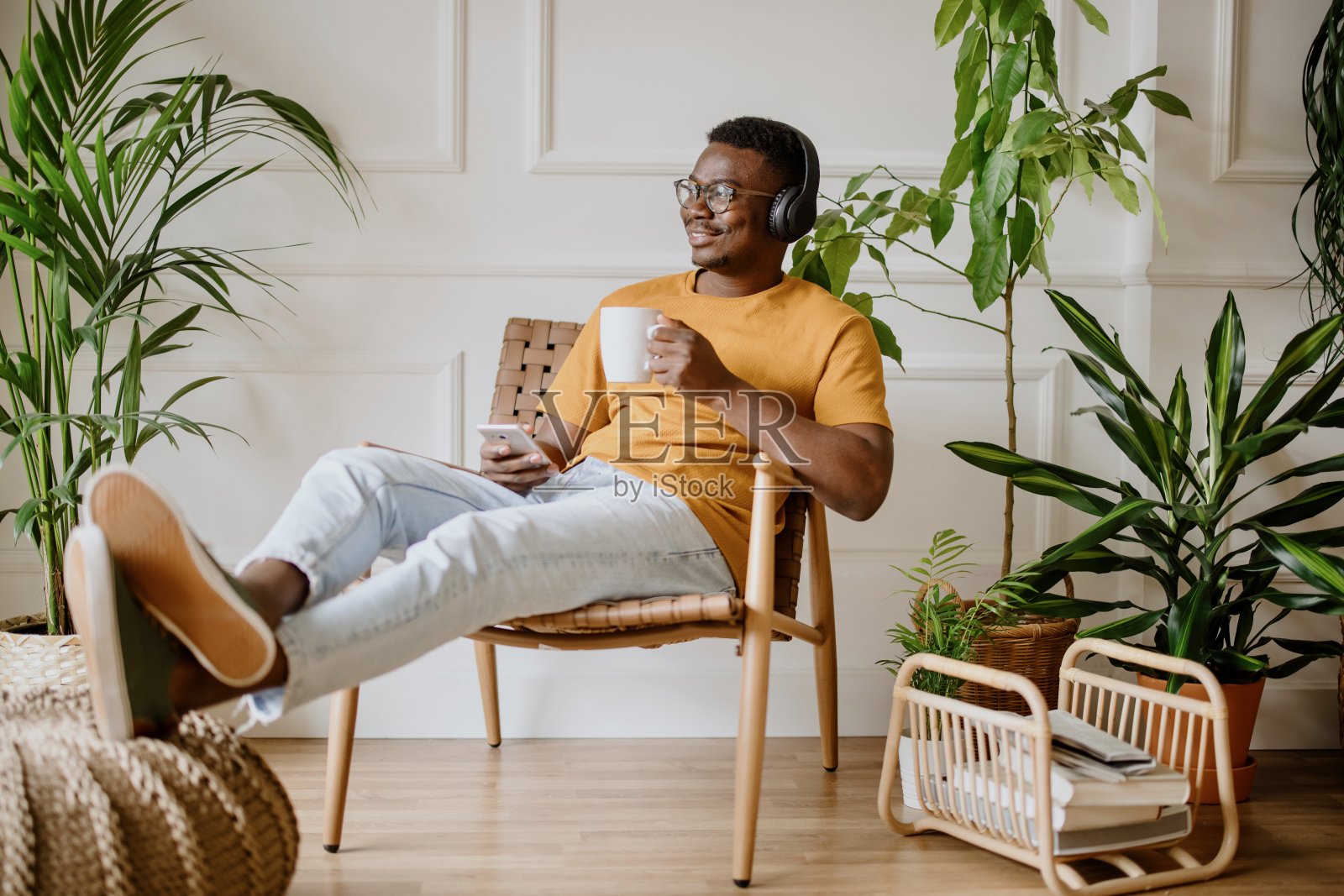 年轻人一边刷社交媒体一边听音乐照片摄影图片