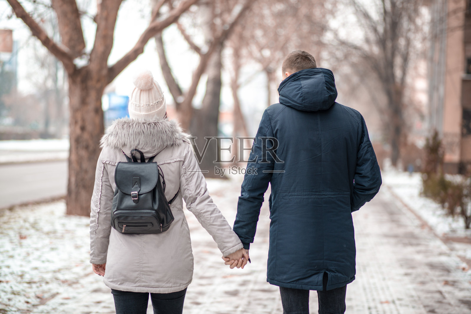 在冬天散步的夫妇照片摄影图片