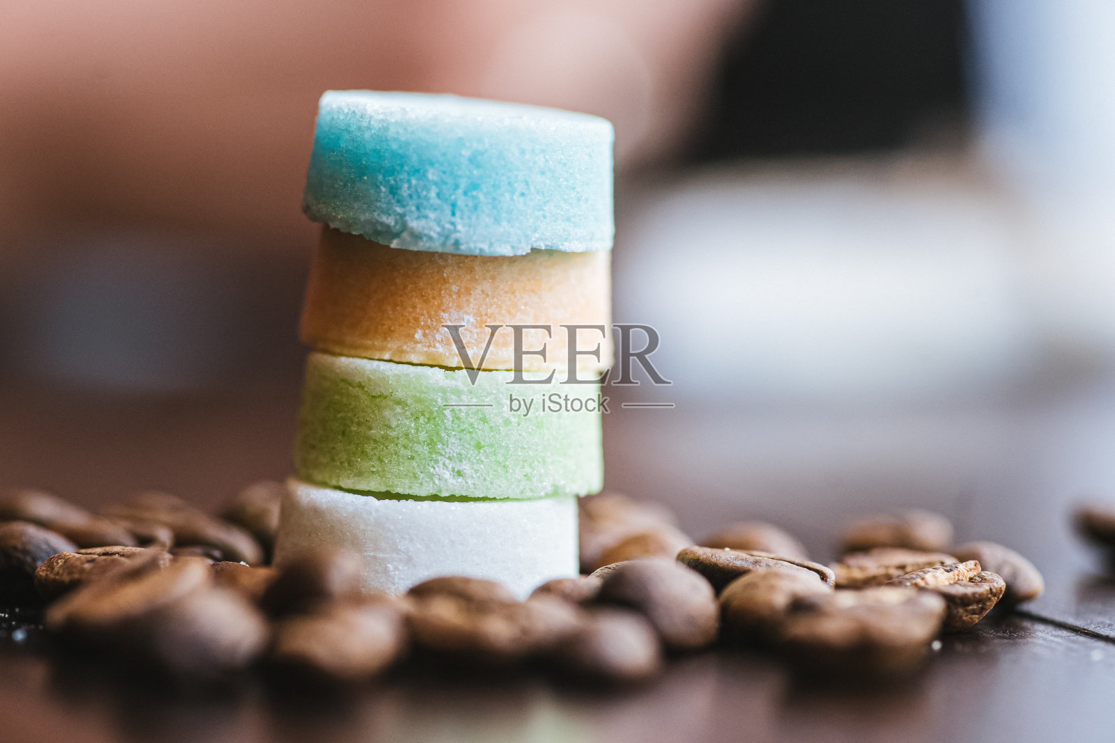 彩色的圆方糖在咖啡豆中照片摄影图片