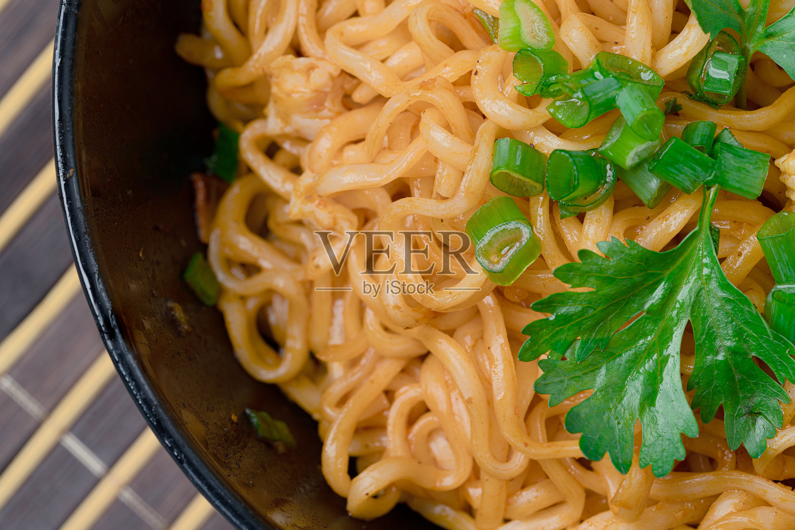 关闭'方便面辛辣。照片摄影图片