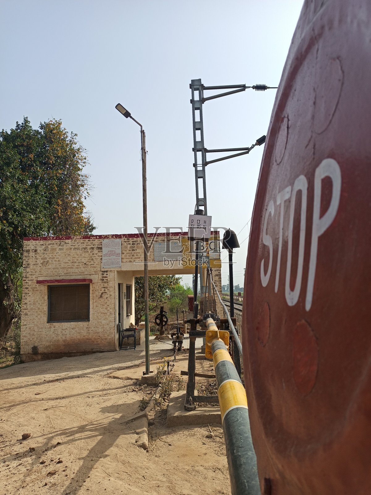 铁路轨道在火车站和十字路口照片摄影图片