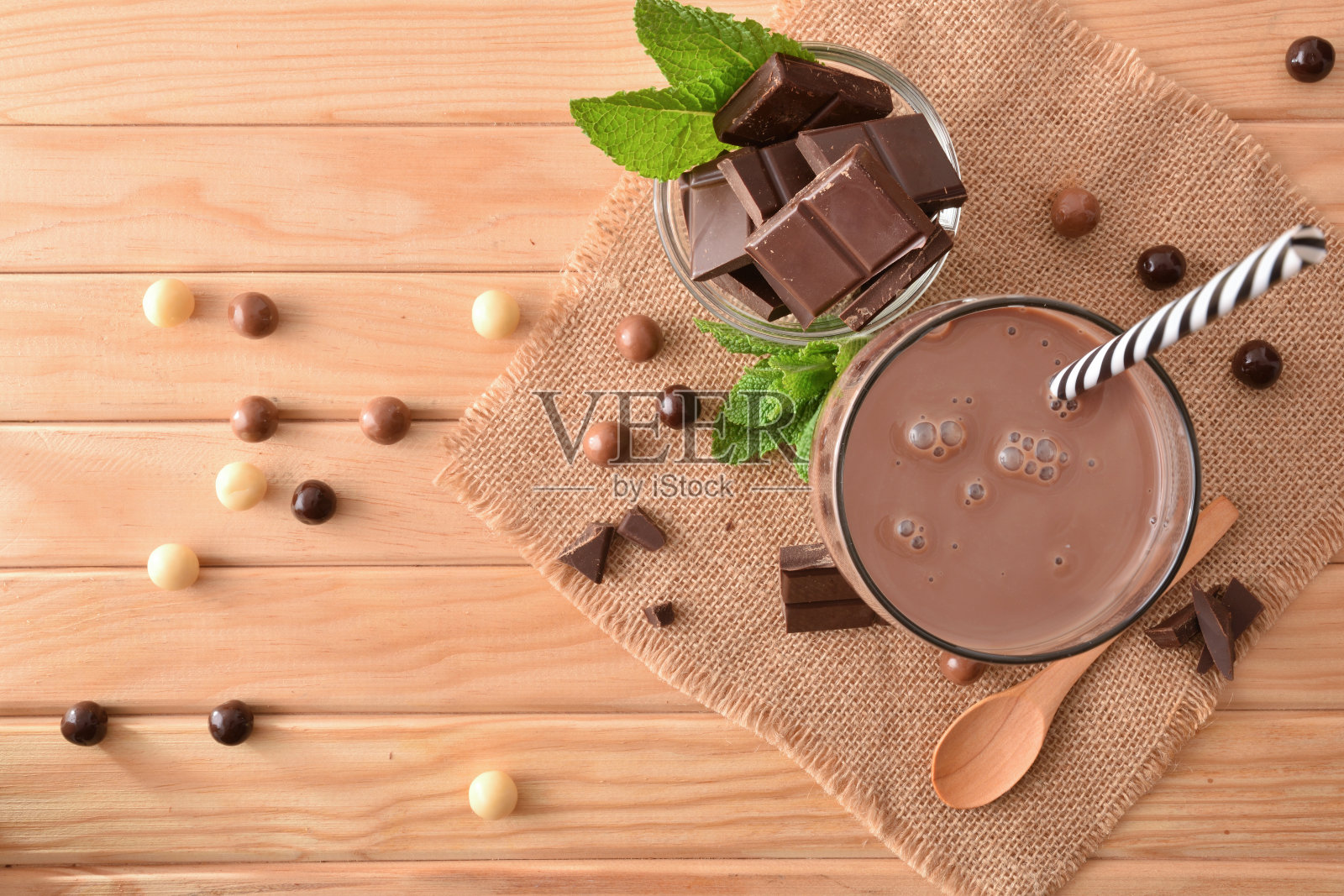 玻璃与牛奶巧克力摇木桌顶视图照片摄影图片