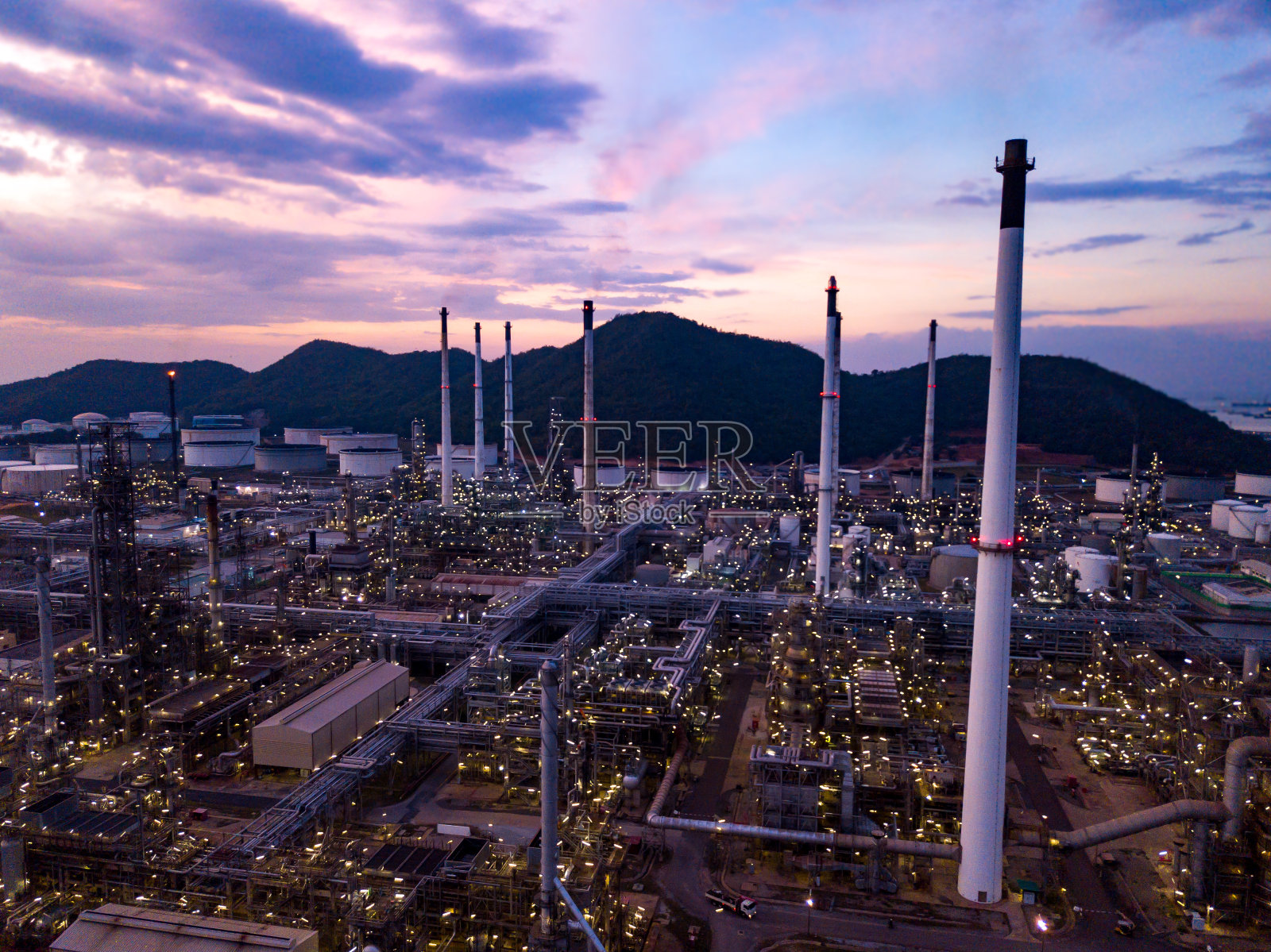 黄昏时分的炼油厂照片摄影图片