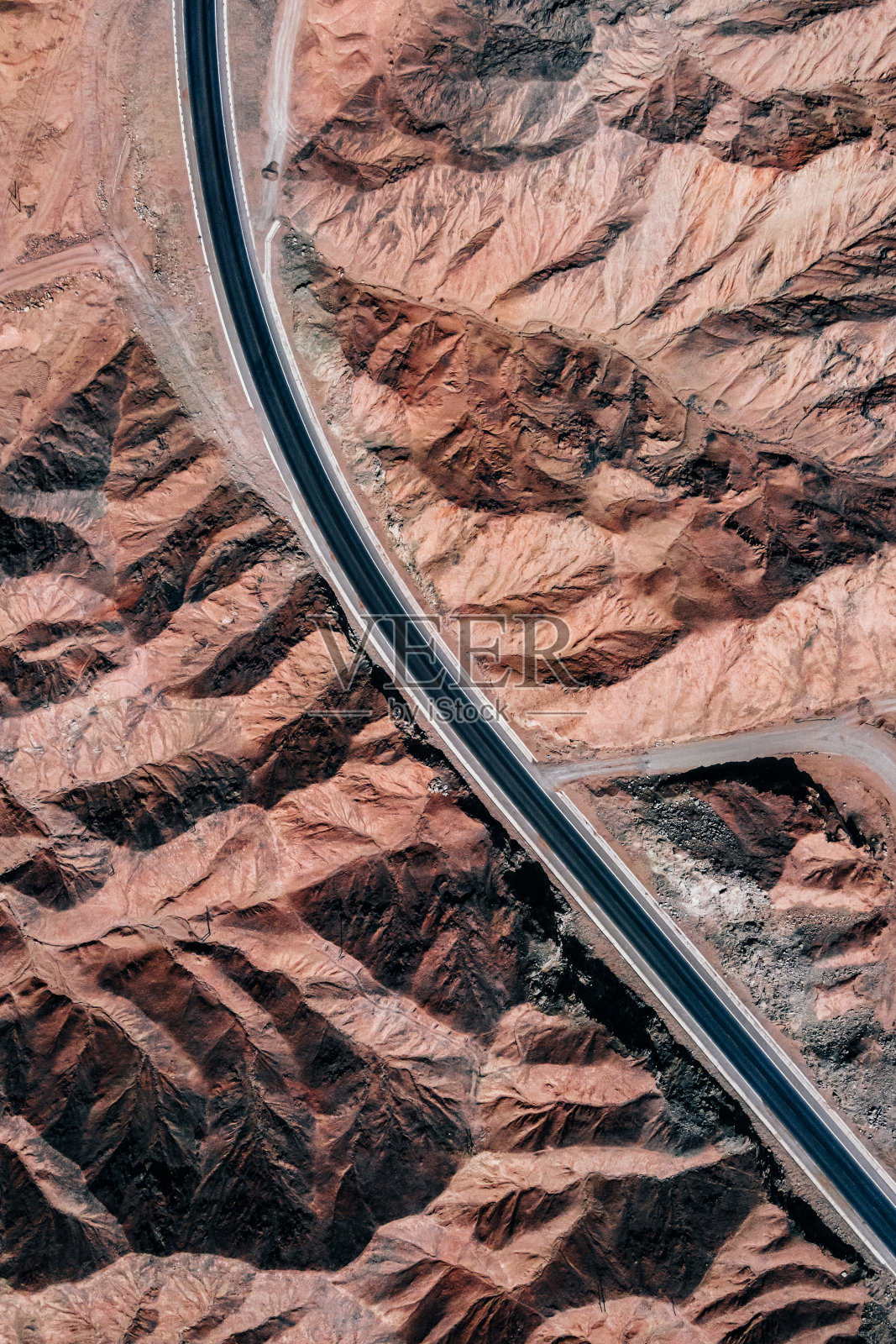 鸟瞰图农村公路通过山脉和沙漠照片摄影图片