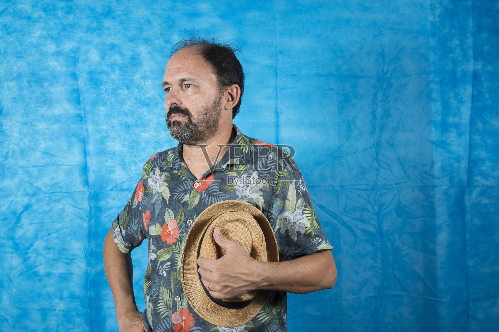 一个穿着印有图案的衬衫,脸上带着表情的游客照片摄影图片