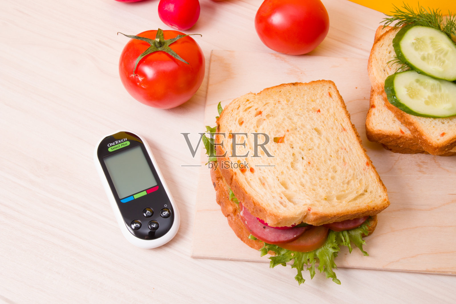 血糖仪和健康的三明治放在木桌上,血糖控制和饮食,健康的糖尿病早餐,适当的营养概念照片摄影图片