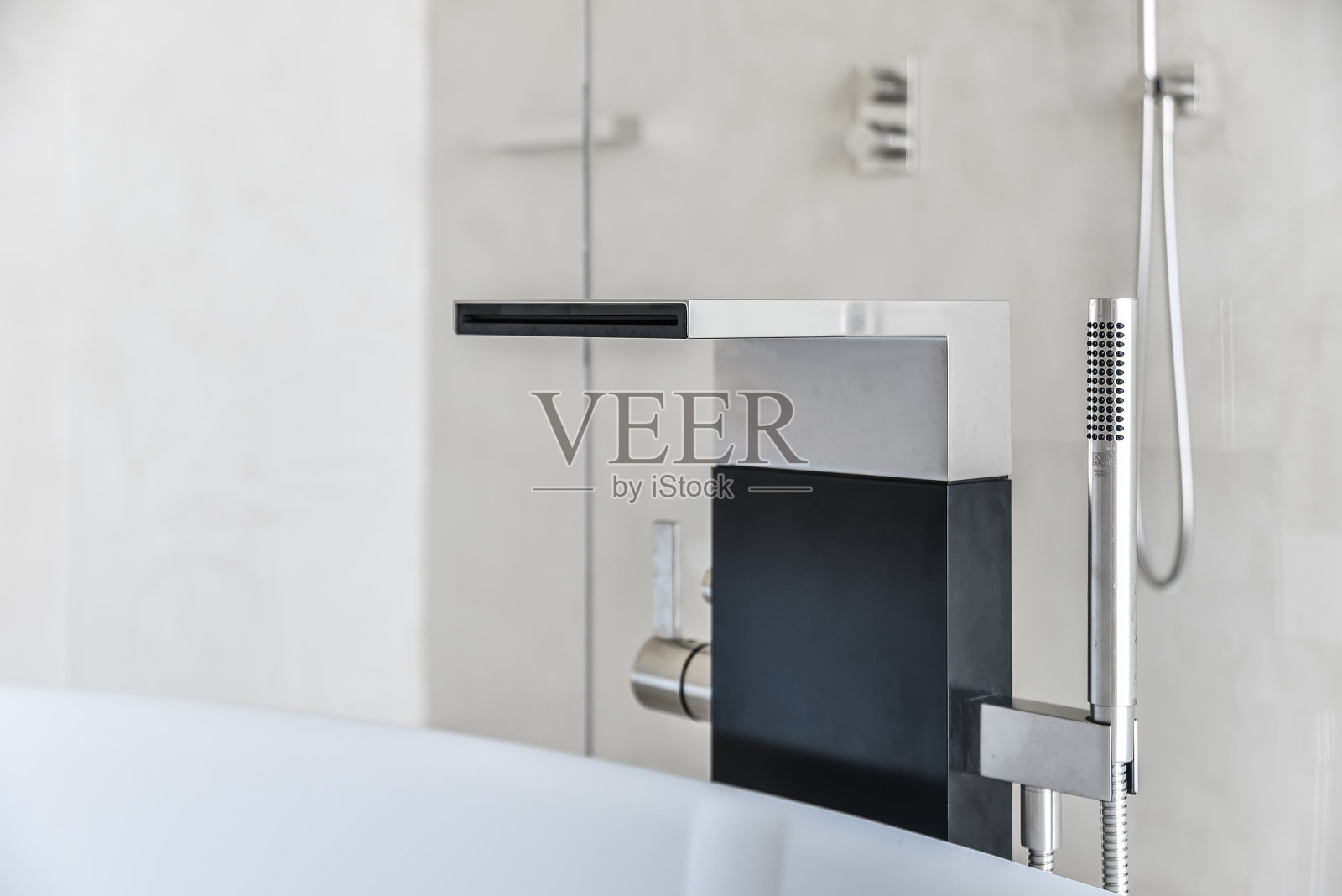 昂贵的现代浴缸水龙头照片摄影图片